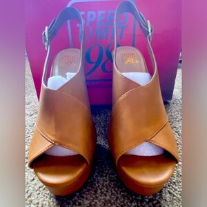 NEW (box a little beat up)
Speed Limit98 Sling Back Peep Toe Heels- sz 10